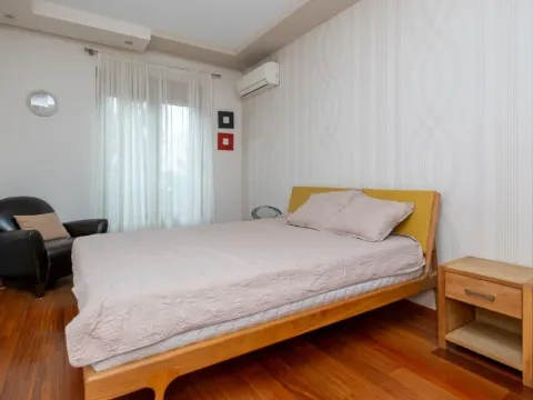 Rent, two bedroom apartment, 75m², Podgorica, Crna Gora - image 12