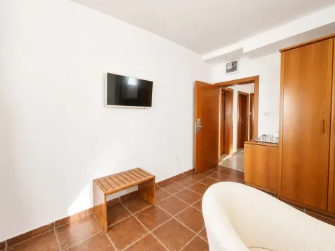 Rent, one bedroom apartment, 40m², Budva, Crna Gora - image 8