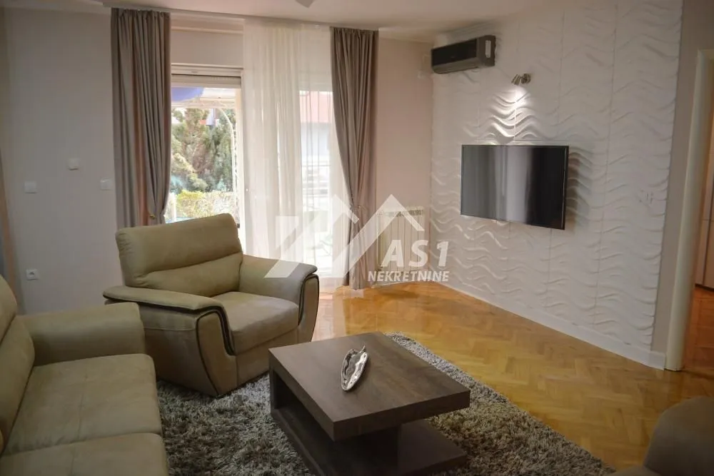 Izdavanje, četvorosoban stan, 130m², Grbavica, Novi Sad Sve Podlokacije
