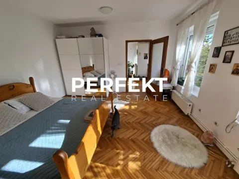 Nameštena spavaća soba sa bračnim krevetom, ormanom i drvenim podom. - image 10