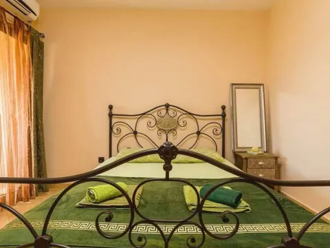 Izdavanje, kuća, 280m², Centar, Budva - image 2