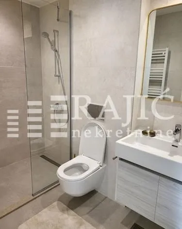 Modernly equipped bathroom with a walk-in shower and washbasin.