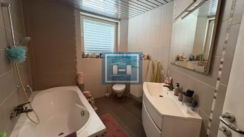 Kupatilo opremljeno kadom, umivaonikom i ugrađenom wc šoljom. - image 26