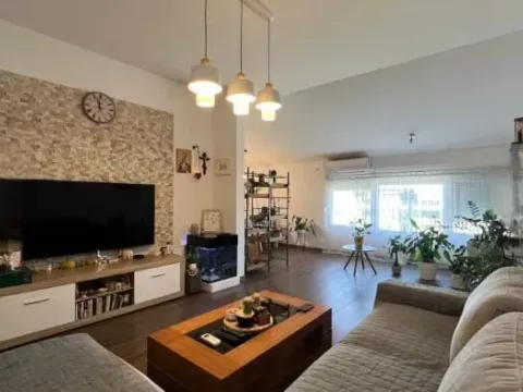 Prodaja, dvosoban stan, 72m², Stari Aerodrom, Podgorica - image 1