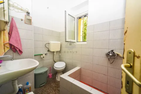 Manje kupatilo sa umivaonikom, WC šoljom i tuš kabinom. - image 4