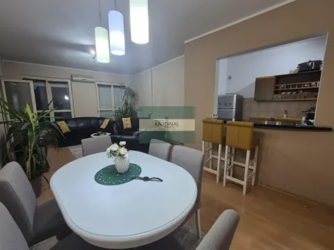 Dnevna soba sa trpezarijom i otvorenim prolazom ka kuhinji. - image 17