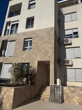 Spoljašnji izgled moderne stambene zgrade sa ulazom. - image 20
