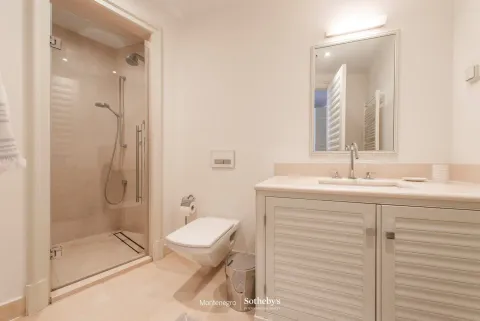 Svijetlo kupatilo sa tuš kabinom, umivaonikom i toaletom. - image 37