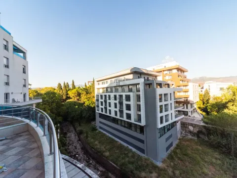 Izdavanje, dvosoban stan, 124m², Centar, Podgorica - image 22