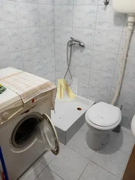 Manje opremljeno kupatilo sa tuš kabinom, WC šoljom i veš mašinom. - image 6