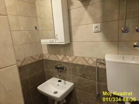 Manje kupatilo obloženo keramičkim pločicama sa umivaonikom i visećim elementom. - image 16