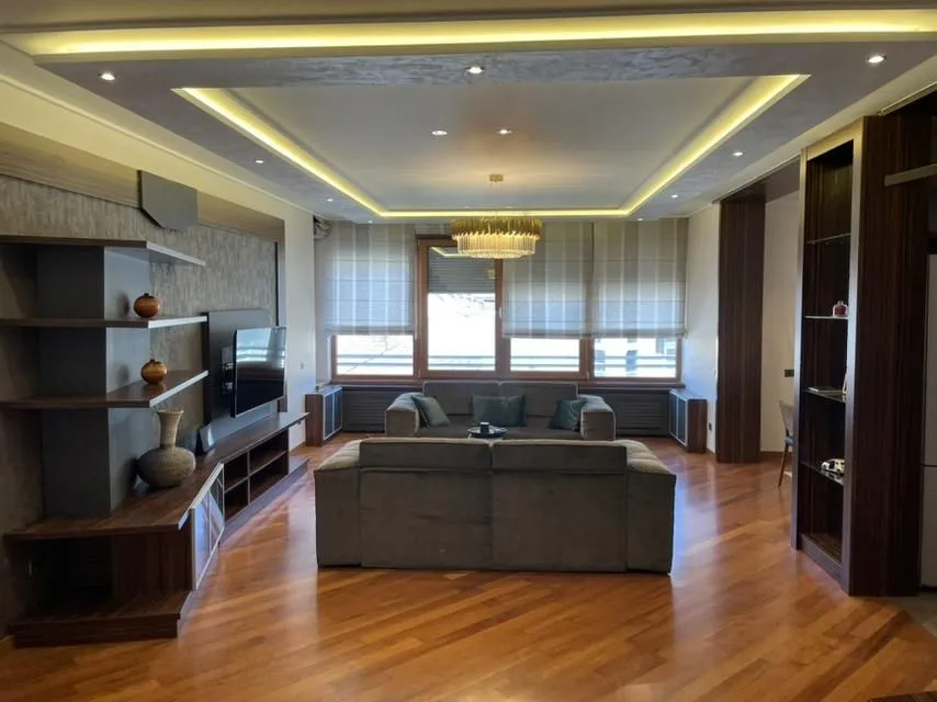 Izdavanje, četvorosoban stan, 118m², Vračar Hram, Vračar Sve Podlokacije