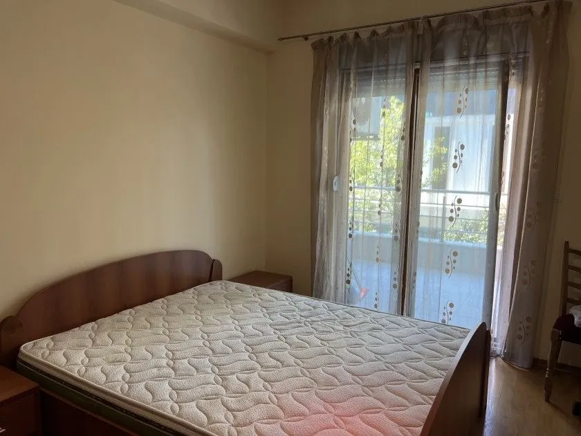 Spavaća soba sa bračnim krevetom i izlazom na terasu.