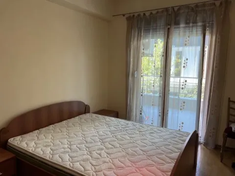 Spavaća soba sa bračnim krevetom i izlazom na terasu. - image 6