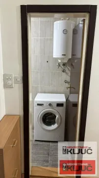 Pogled kroz vrata na kupatilo sa veš mašinom i bojlerom. - image 9