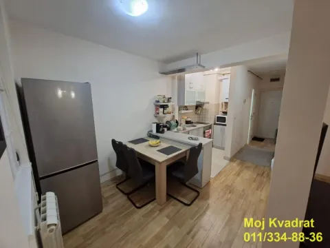 Manja kuhinja sa trpezarijskim stolom i frižiderom. - image 7