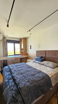 Moderna spavaća soba sa bračnim krevetom, radnim stolom i prozorom. - image 6
