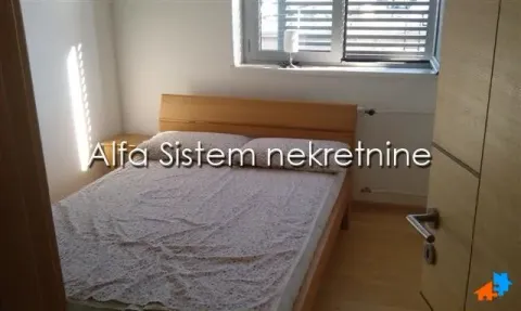 Manja spavaća soba sa bračnim krevetom i prozorom. - image 12