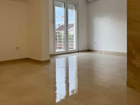 Izdavanje, kuća, 500m², Stari Aerodrom, Podgorica - image 2