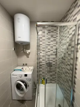 Manje kupatilo sa tuš kabinom, bojlerom i veš mašinom. - image 11