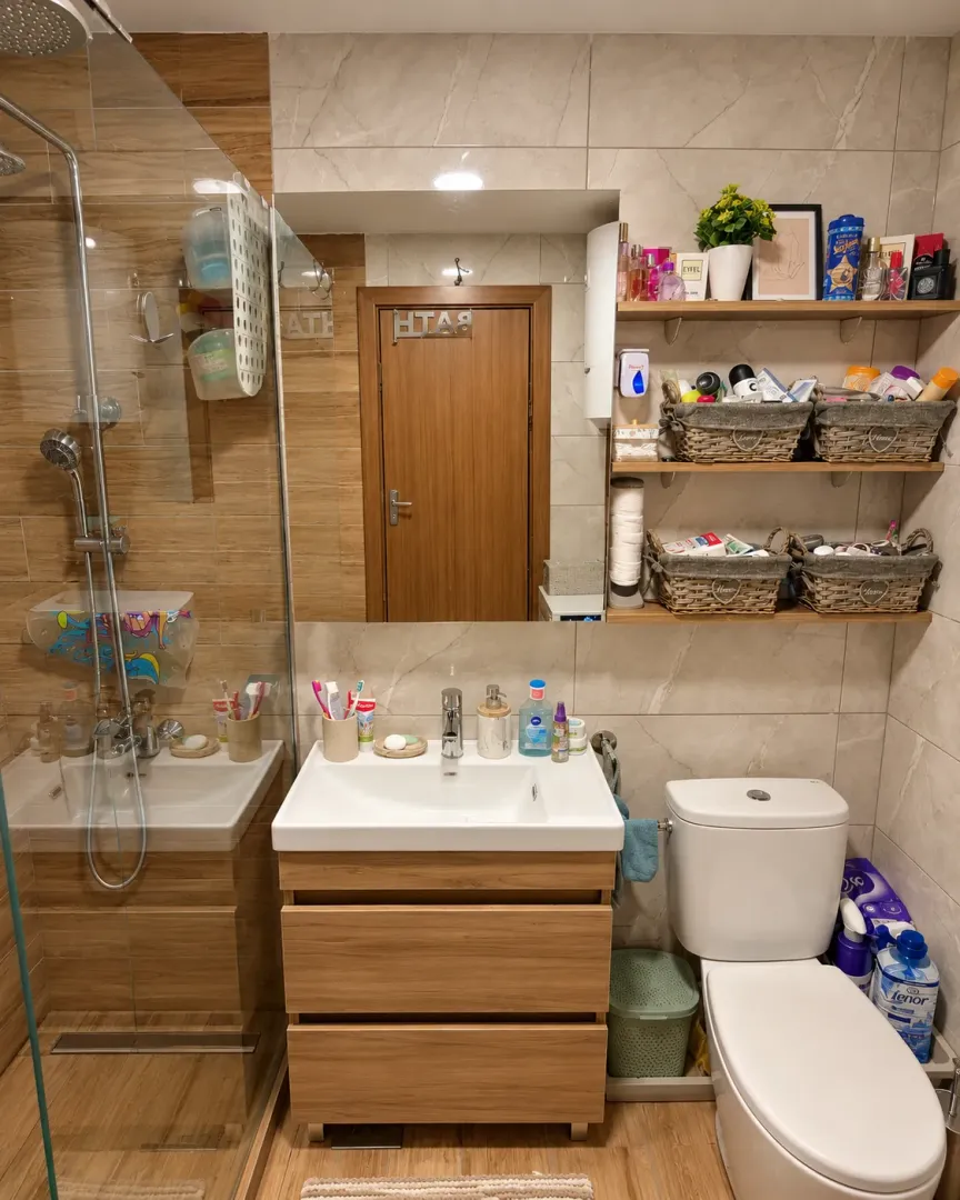 Savremeno opremljeno kupatilo sa tuš kabinom, umivaonikom i wc šoljom.