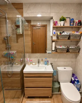 Savremeno opremljeno kupatilo sa tuš kabinom, umivaonikom i wc šoljom. - image 6