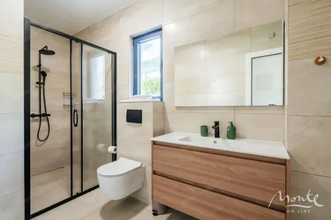 Moderno opremljeno kupatilo sa tuš kabinom, umivaonikom i wc šoljom. - image 25