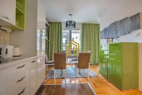 Dnevni boravak sa trpezarijom i kuhinjom u svijetlim tonovima. - image 4