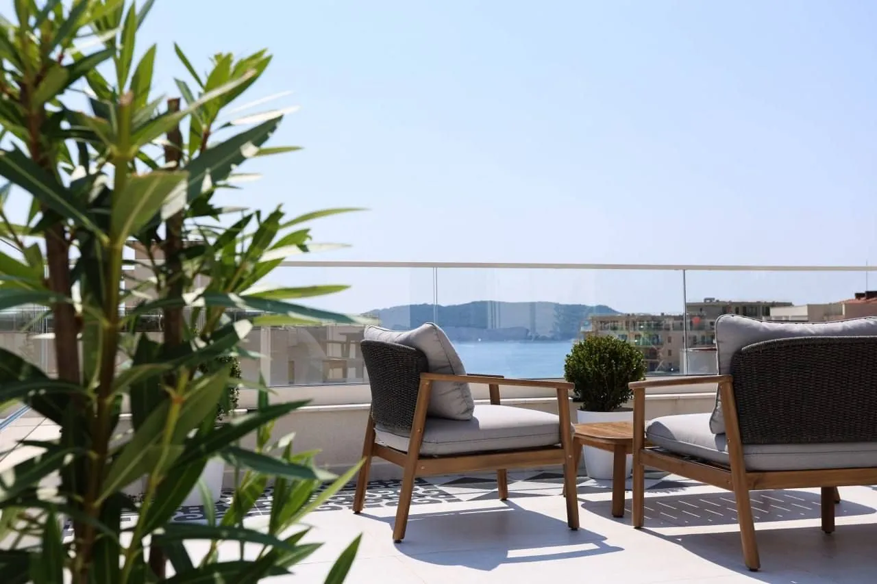 Rent, one bedroom apartment, 155m², Bečići, Budva