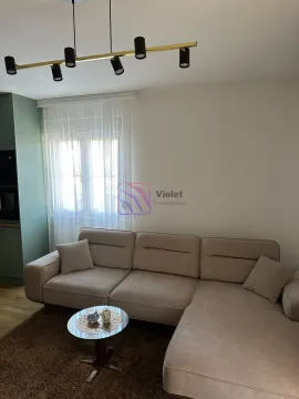 Dnevna soba sa ugaonom garniturom, stočićem i modernim lusterom. - image 5
