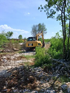 Građevinski plac u procesu pripreme i raščišćavanja terena bagerom. - image 2