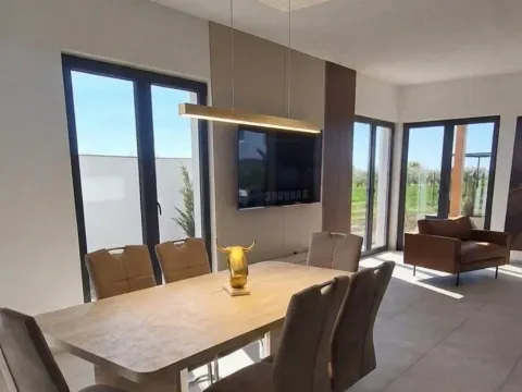 Rent, house, 250m², Zemun Ugrinovci, Zemun Sve Podlokacije - image 4