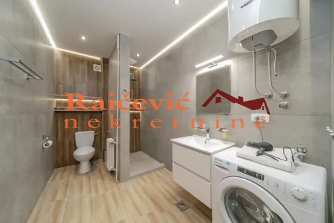 Moderno opremljeno kupatilo sa tuš kabinom, umivaonikom i veš mašinom. - image 13