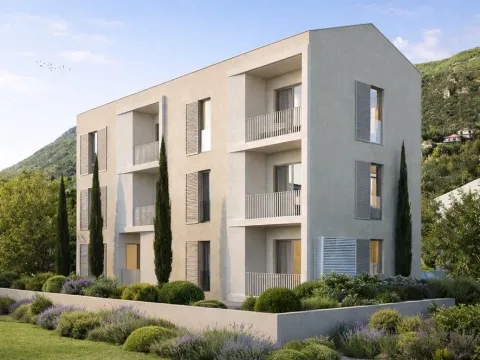 Eksterijer moderne stambene zgrade sa uređenim dvorištem i balkonskim terasama. - image 5