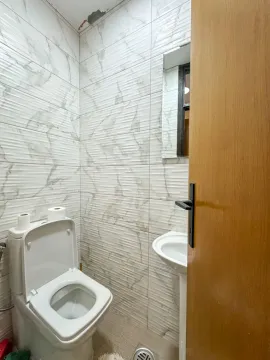 Manje kupatilo sa bijelim pločicama, toaletom i umivaonikom. - image 12