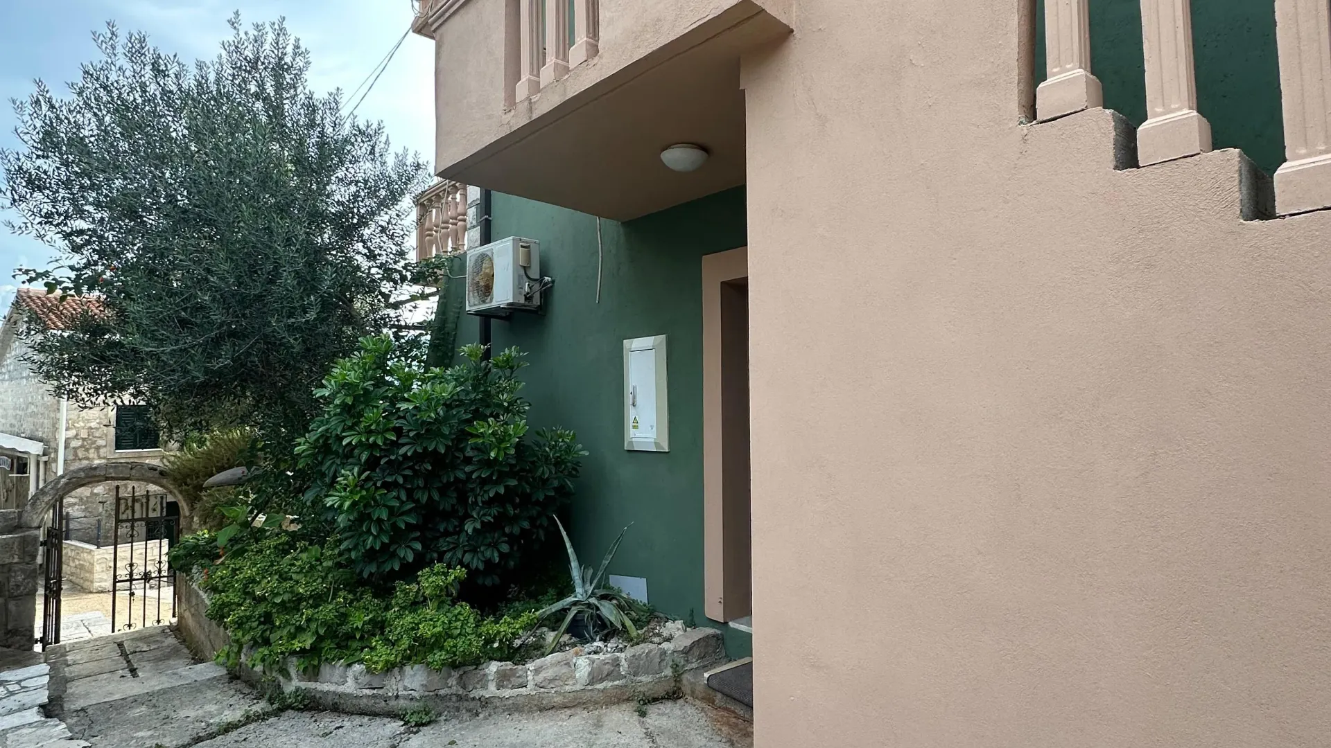 Izdavanje, kuća, 180m², Krašići, Tivat