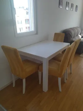 Trpezarijski sto sa žutim stolicama u dnevnoj sobi. - image 11