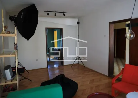Living room with wooden parquet flooring and photography equipment. - image 18