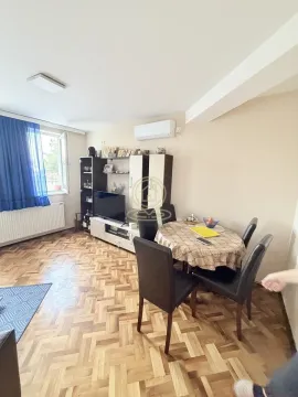 Dnevni boravak sa trpezarijskim stolom i nameštajem. - image 2