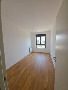 Prazna soba sa parketom i prozorom. - image 9