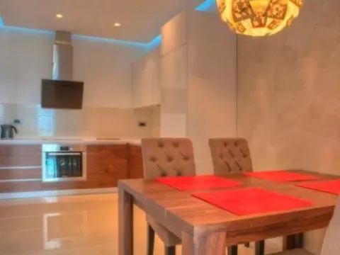 Izdavanje, dvosoban stan, 95m², Centar, Budva - image 2