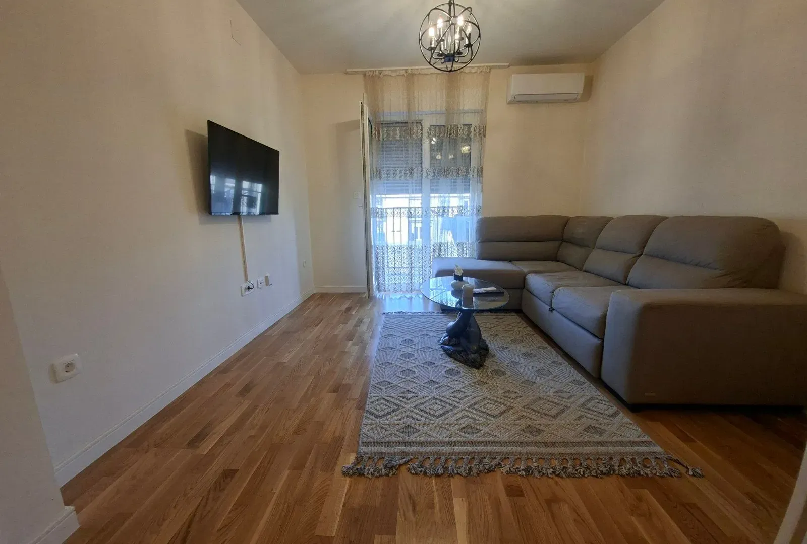 Izdavanje, jednosoban stan, 40m², Pobrežje, Podgorica