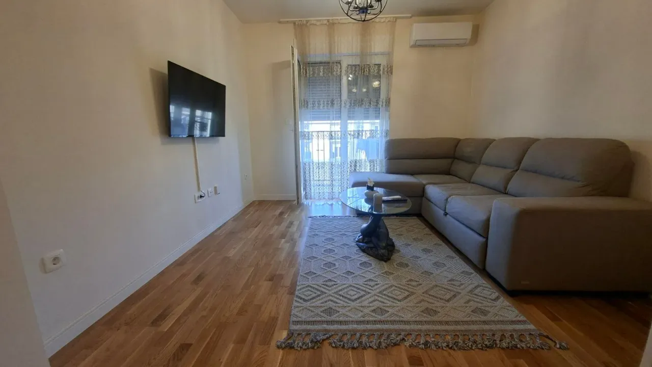 Izdavanje, jednosoban stan, 40m², Pobrežje, Podgorica