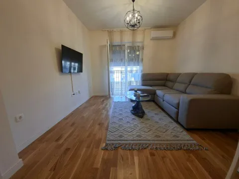 Izdavanje, jednosoban stan, 40m², Pobrežje, Podgorica - image 1