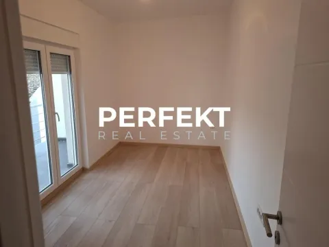 Prazna prostorija sa parketom i izlazom na terasu. - image 3
