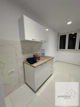 Manja bela kuhinja sa radnom površinom i gornjim elementima. - image 7