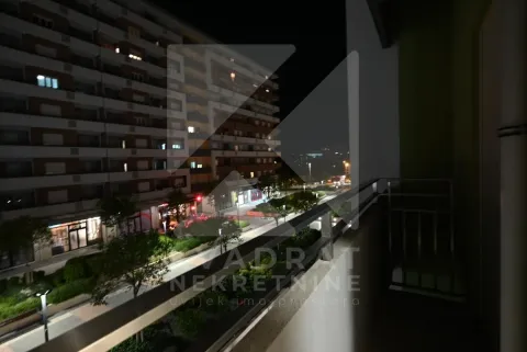 Pogled sa terase noću na okolne zgrade i ulicu. - image 10