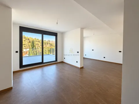 Prazan dnevni boravak sa velikim staklenim balkonskim vratima i pogledom na prirodu. - image 20