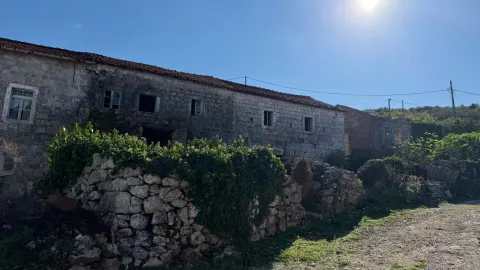 Pogled na staru kamenu kuću sa dvorištem. - image 5