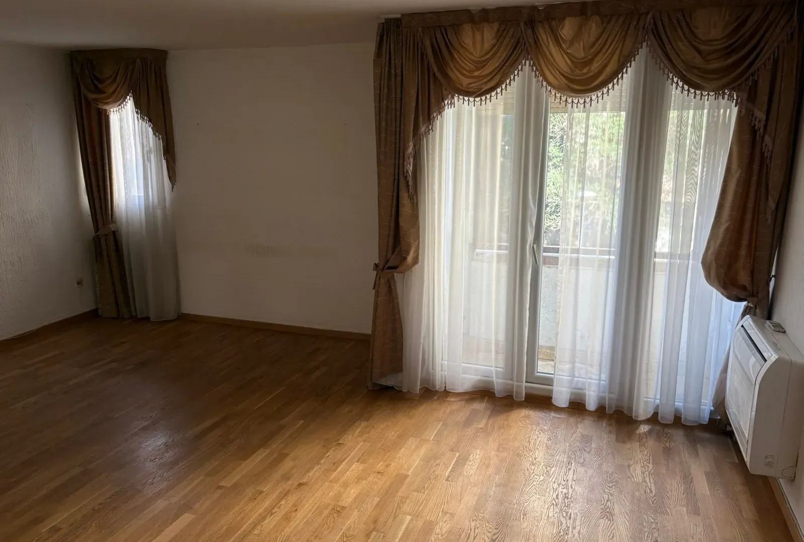 Izdavanje, trosoban stan, 75m², Blok 5, Podgorica